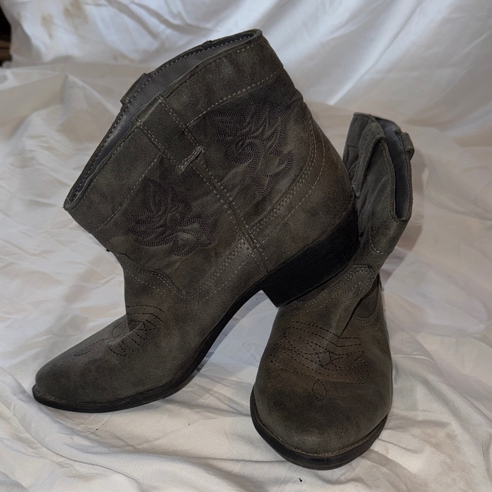 Stylish Short Gray Ankle Cowboy Boots for Women